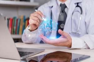 Médico em uma consulta em frente a um notebook com um holograma de um cérebro escrito AI