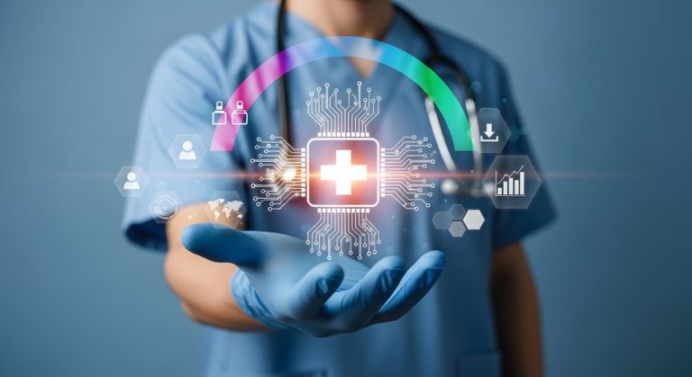 Médica com a mão aberta e um holograma com a cruz da medicina e outros ícones