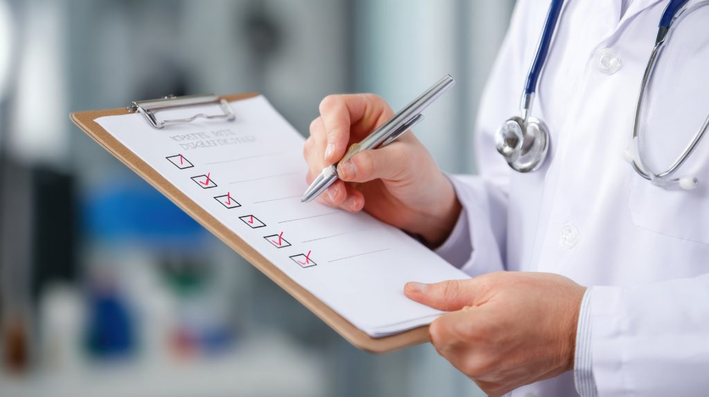 Médico usando prancheta para preencher um checklist com os protocolos clínicos